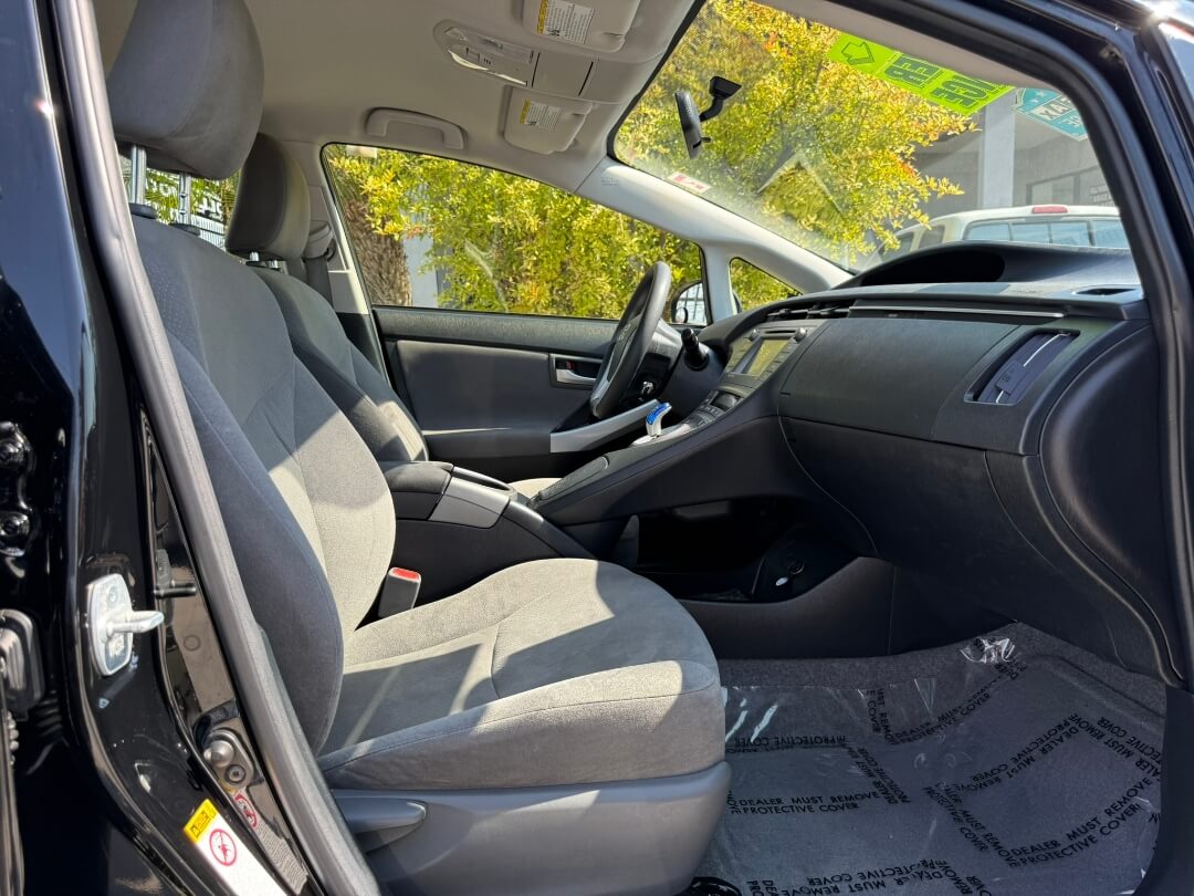 2015 Toyota Prius Three photo 18