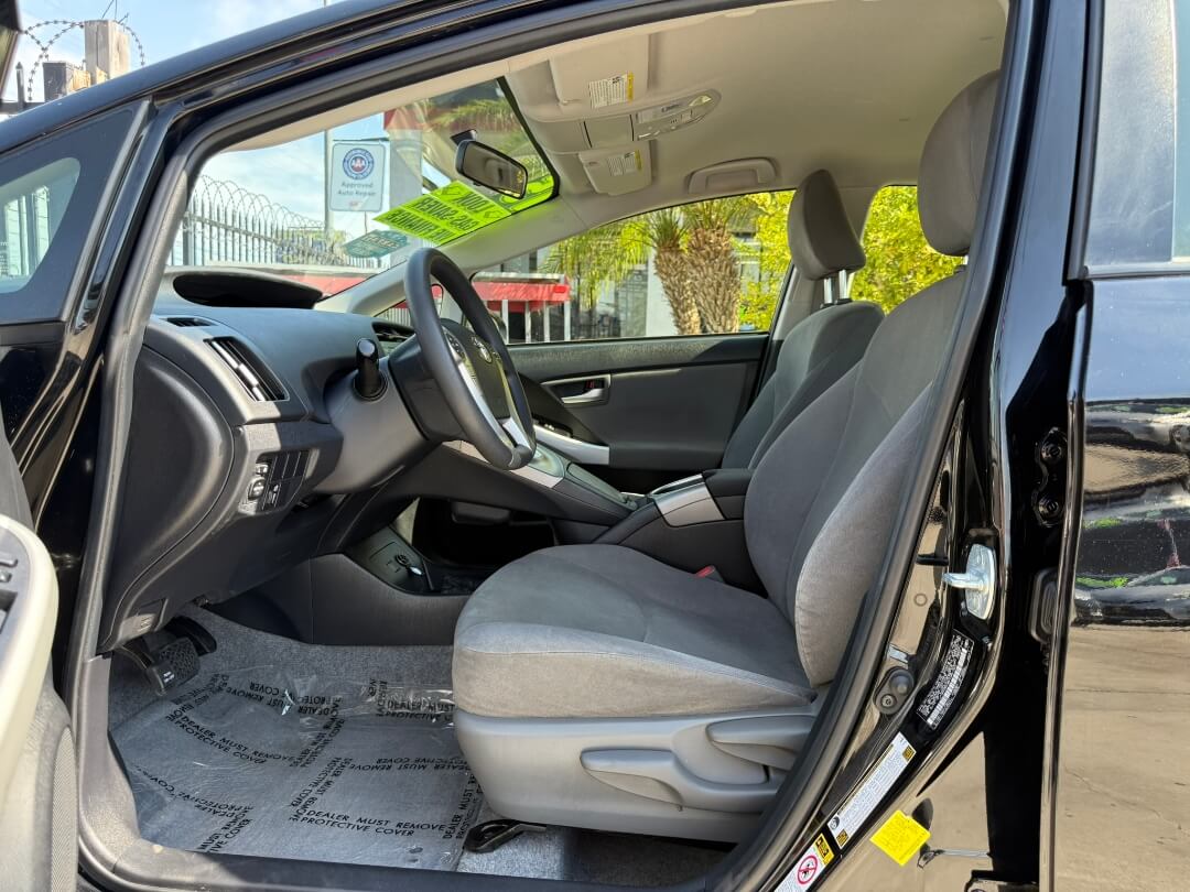 2015 Toyota Prius Three photo 17