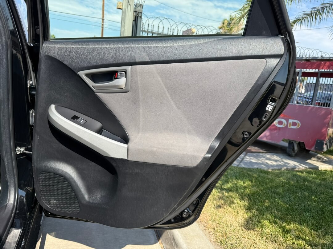 2015 Toyota Prius Three photo 16