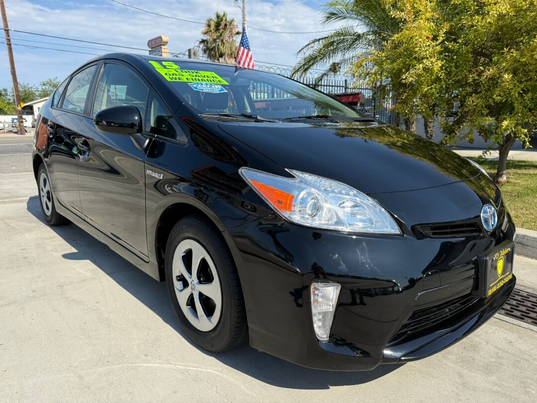 2015 Toyota Prius Three photo 3