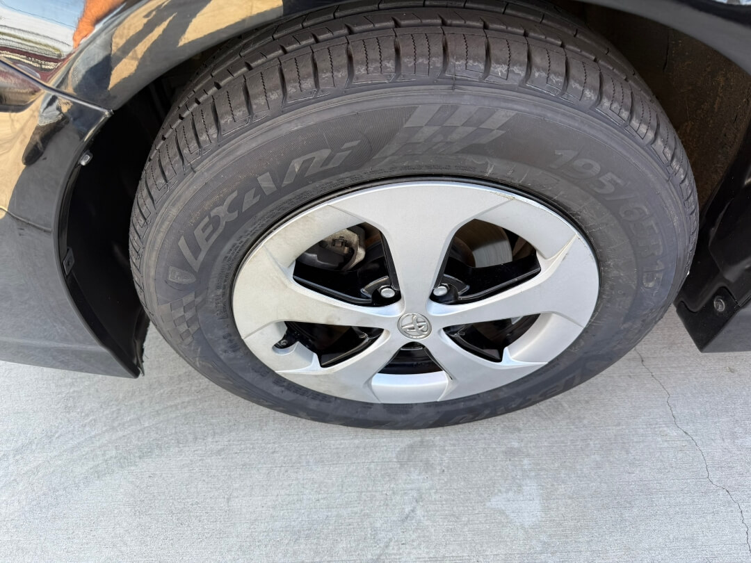 2015 Toyota Prius Three photo 24
