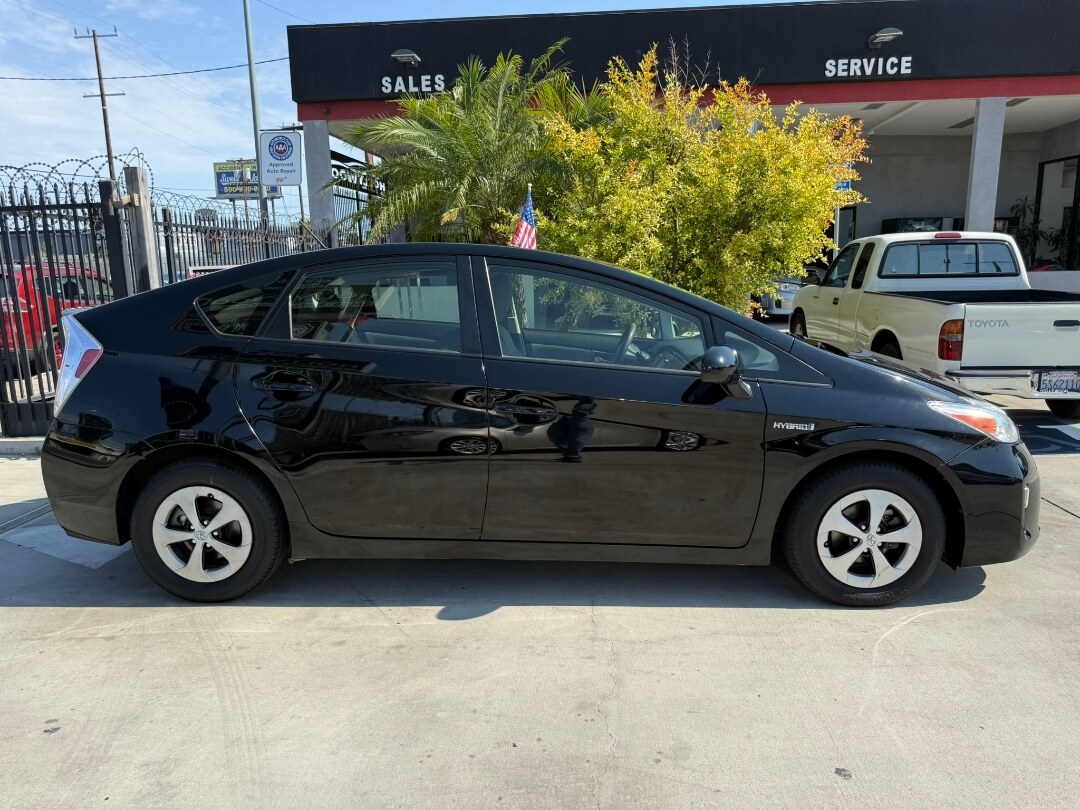 2015 Toyota Prius Three photo 7