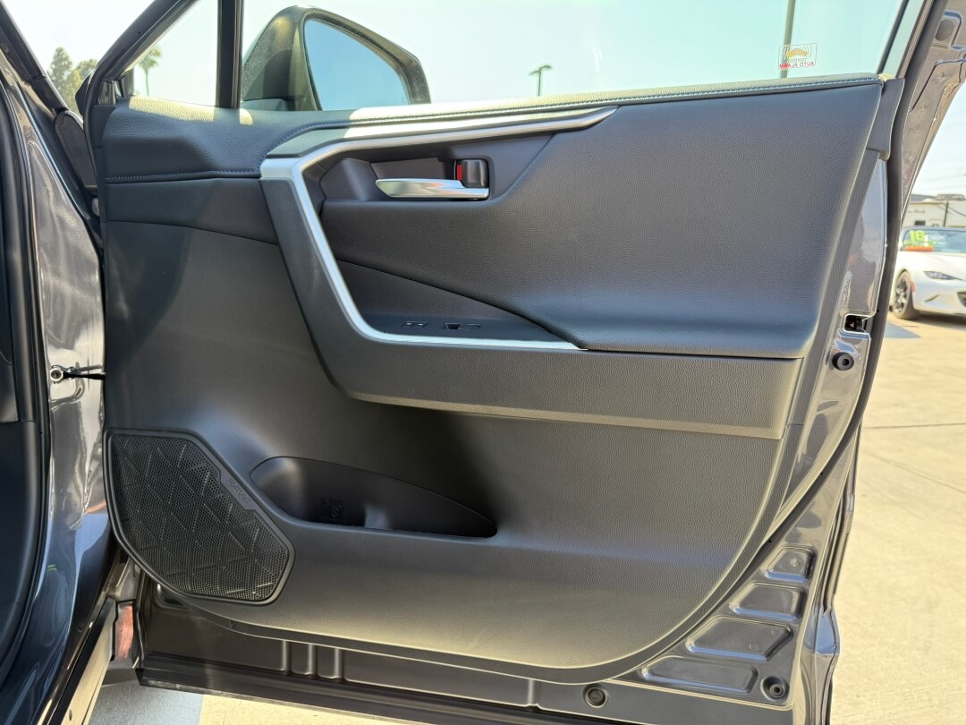 2021 Toyota RAV4 Hybrid XSE photo 11
