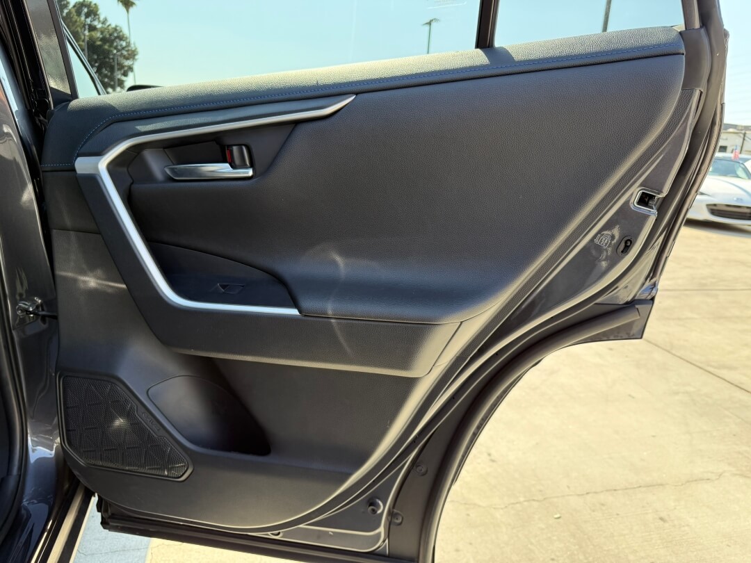 2021 Toyota RAV4 Hybrid XSE photo 13
