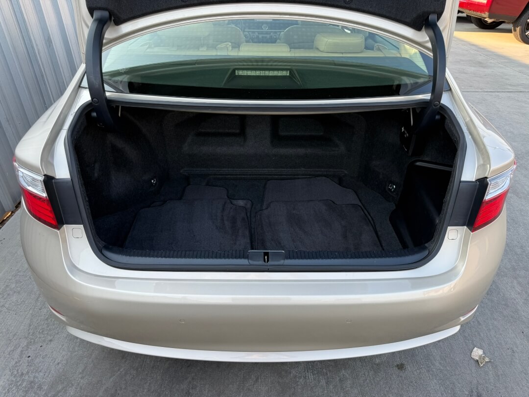 2013 Lexus ES 300h Base photo 12