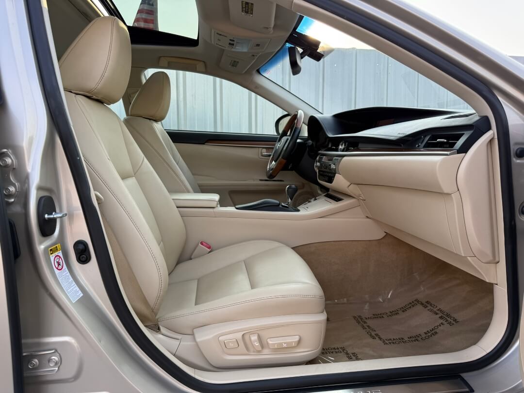 2013 Lexus ES 300h Base photo 18
