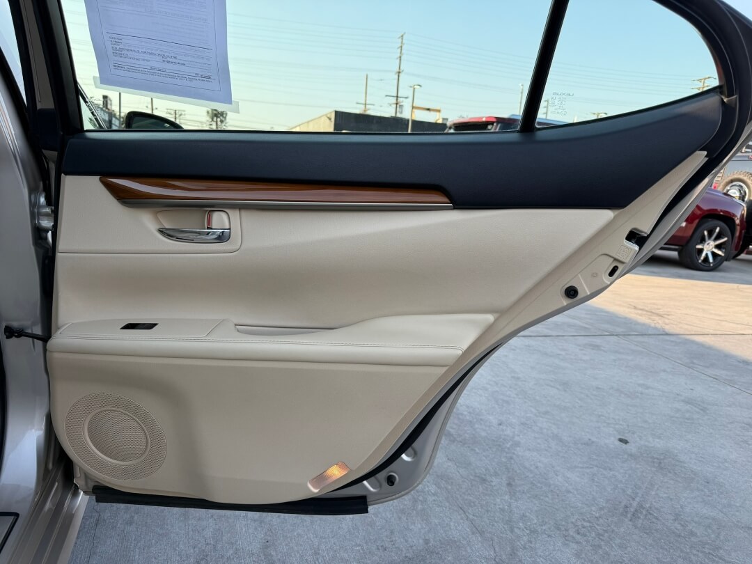 2013 Lexus ES 300h Base photo 16