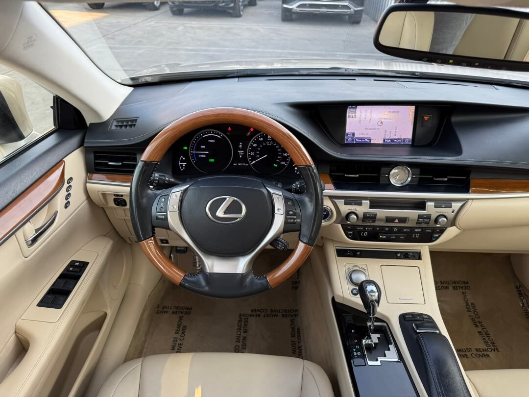2013 Lexus ES 300h Base photo 22