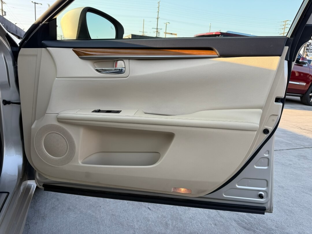 2013 Lexus ES 300h Base photo 14