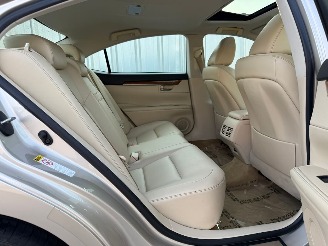 2013 Lexus ES 300h Base photo 19