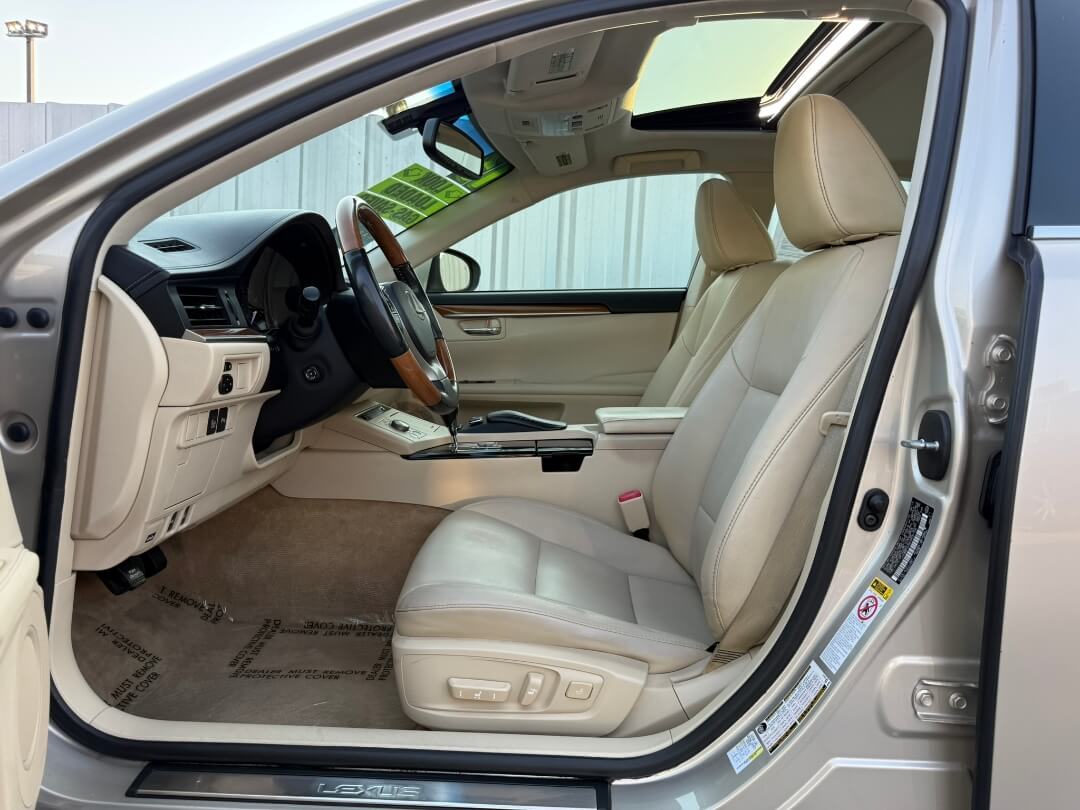 2013 Lexus ES 300h Base photo 17