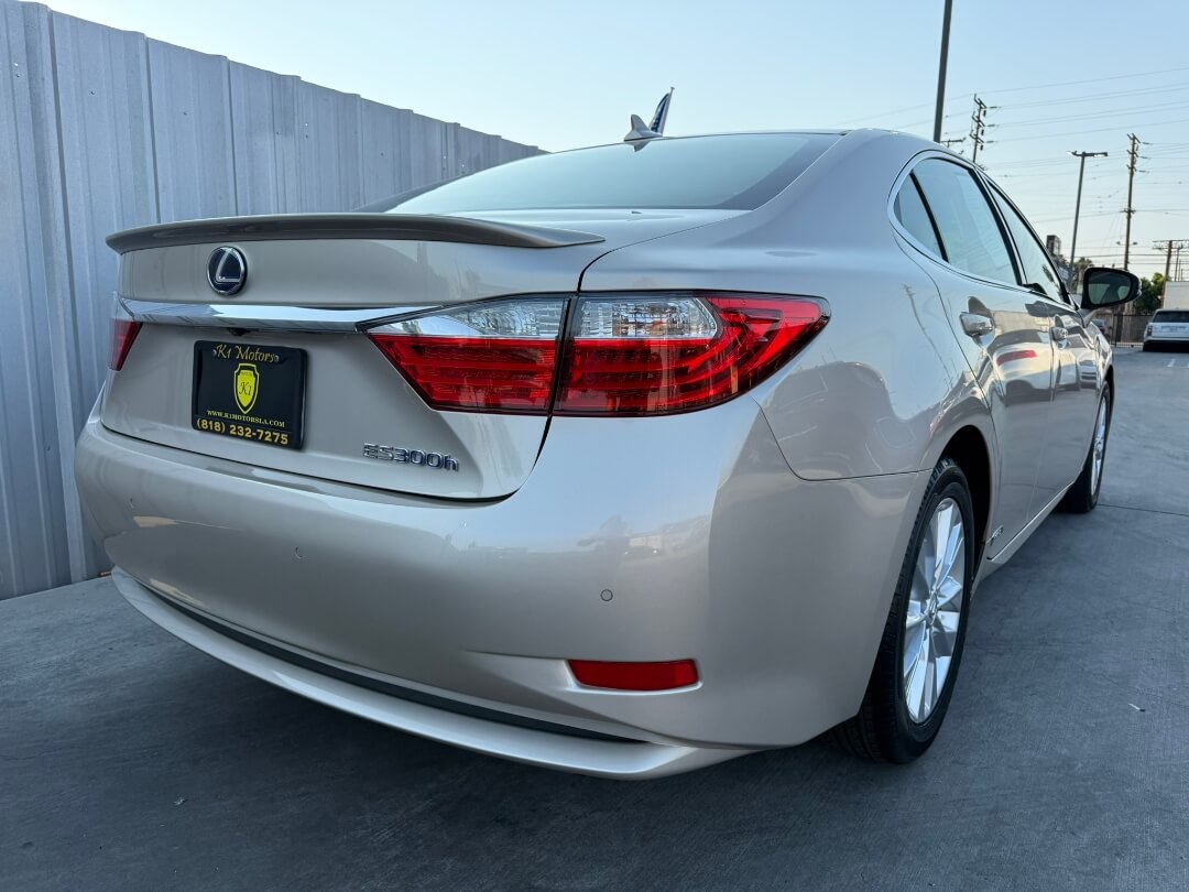 2013 Lexus ES 300h Base photo 6