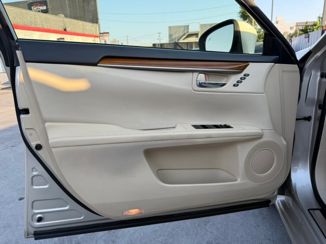 2013 Lexus ES 300h Base photo 13