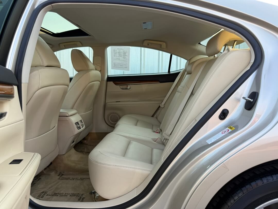 2013 Lexus ES 300h Base photo 20