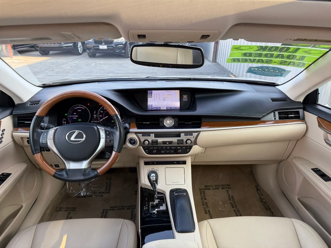 2013 Lexus ES 300h Base photo 21