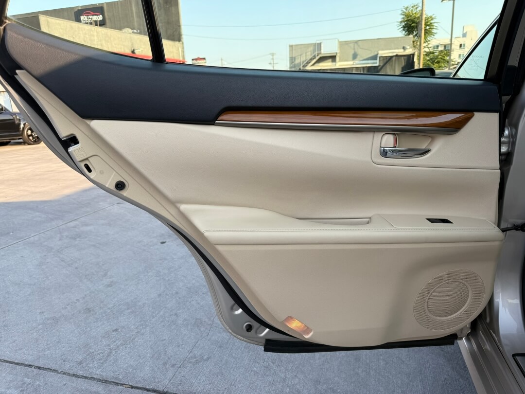 2013 Lexus ES 300h Base photo 15