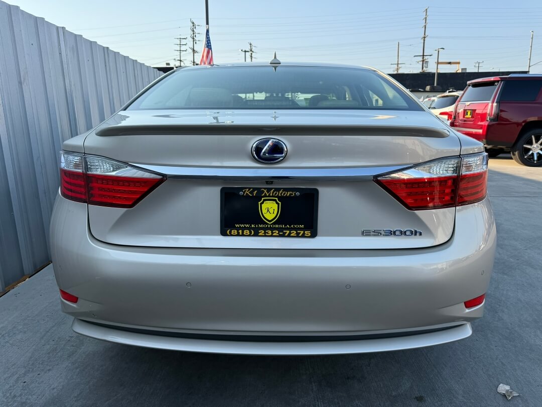2013 Lexus ES 300h Base photo 10