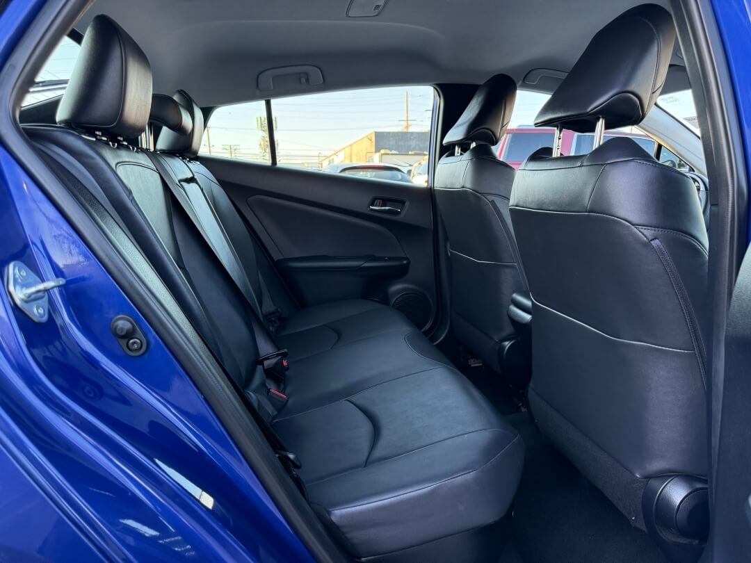 2016 Toyota Prius Four photo 19