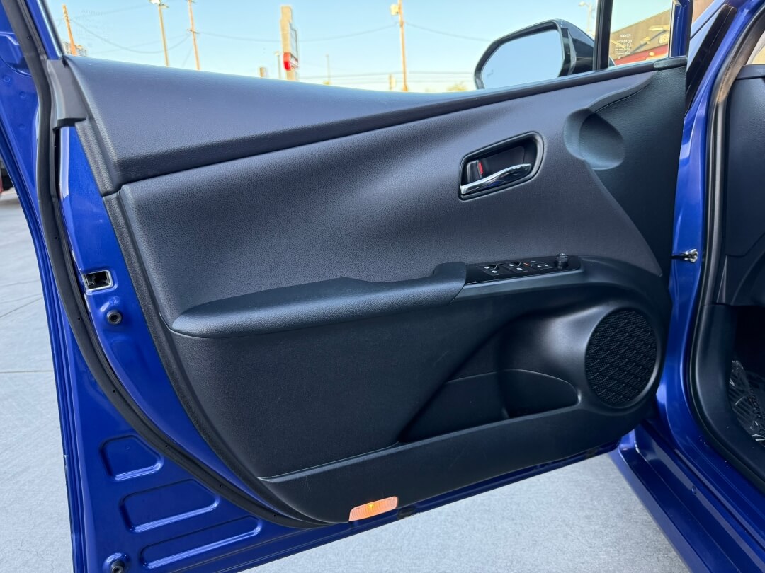 2016 Toyota Prius Four photo 13