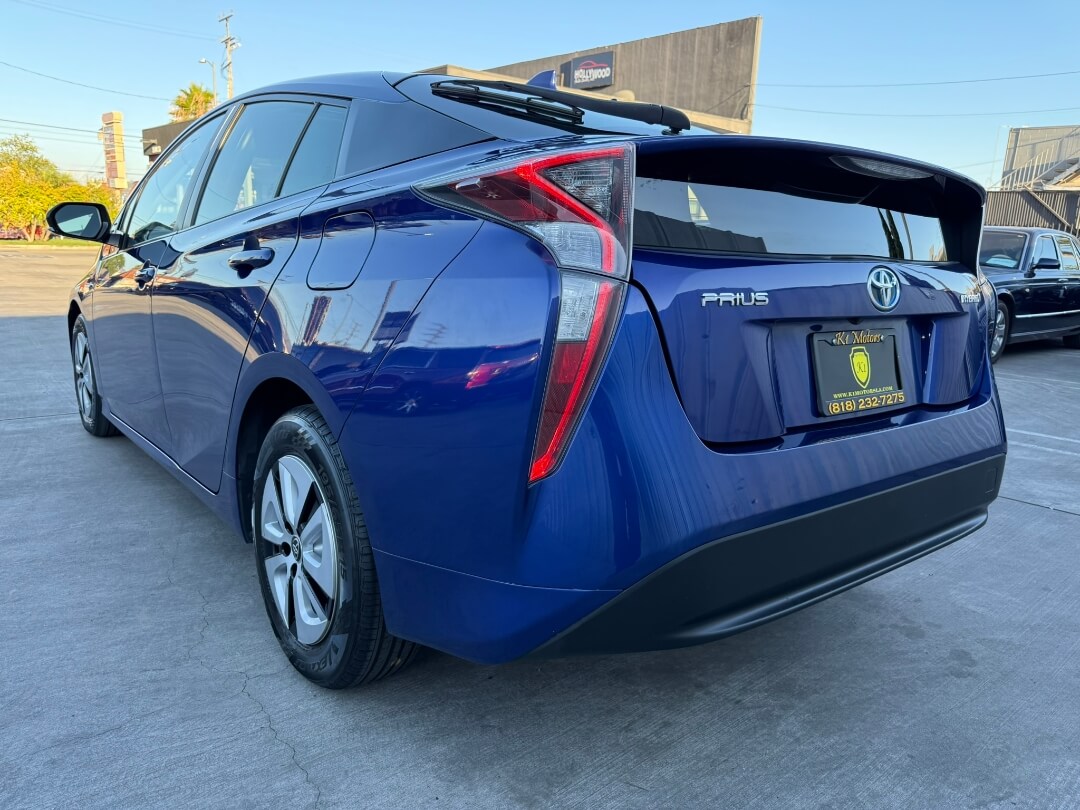 2016 Toyota Prius Four photo 5