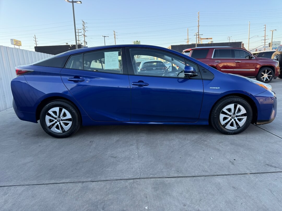 2016 Toyota Prius Four photo 7