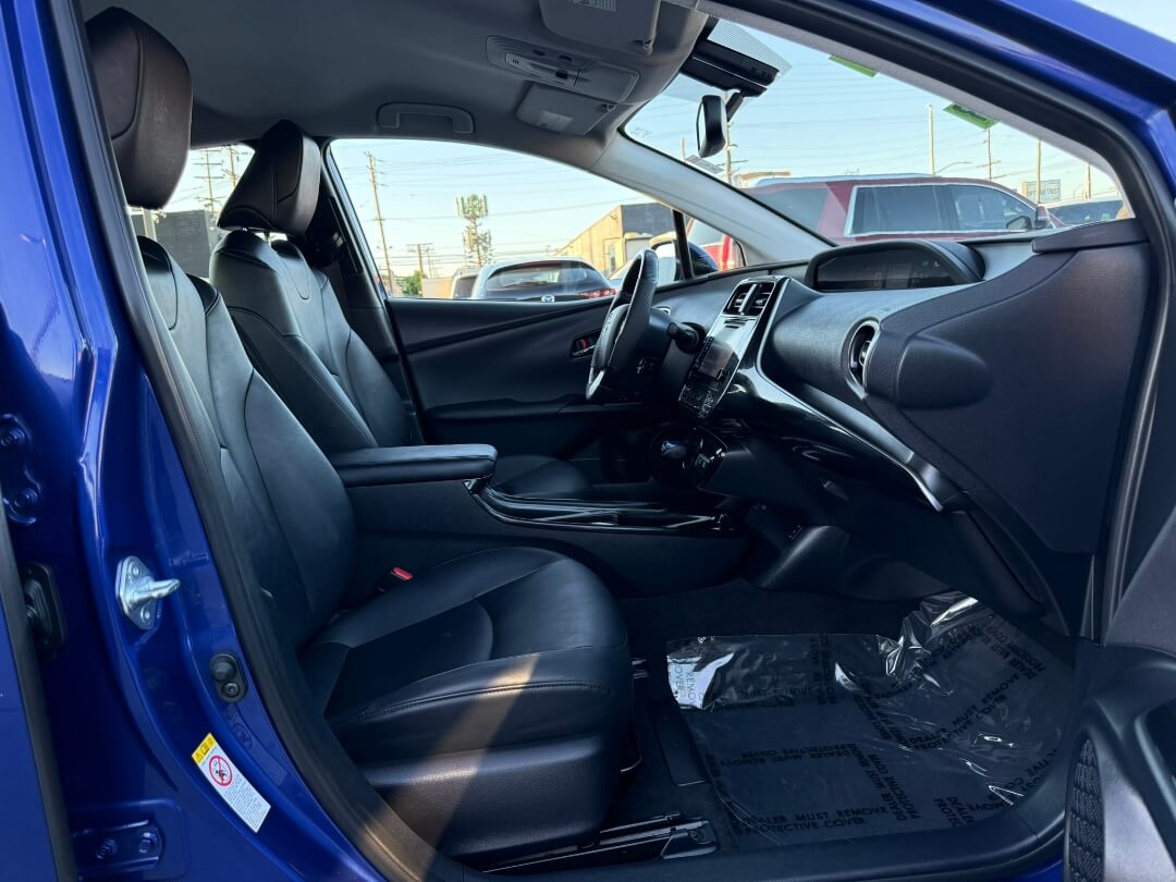 2016 Toyota Prius Four photo 18
