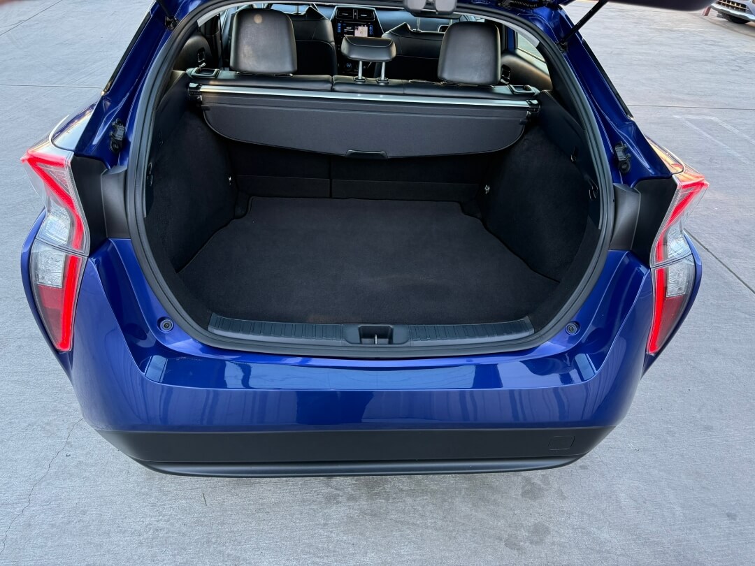 2016 Toyota Prius Four photo 12