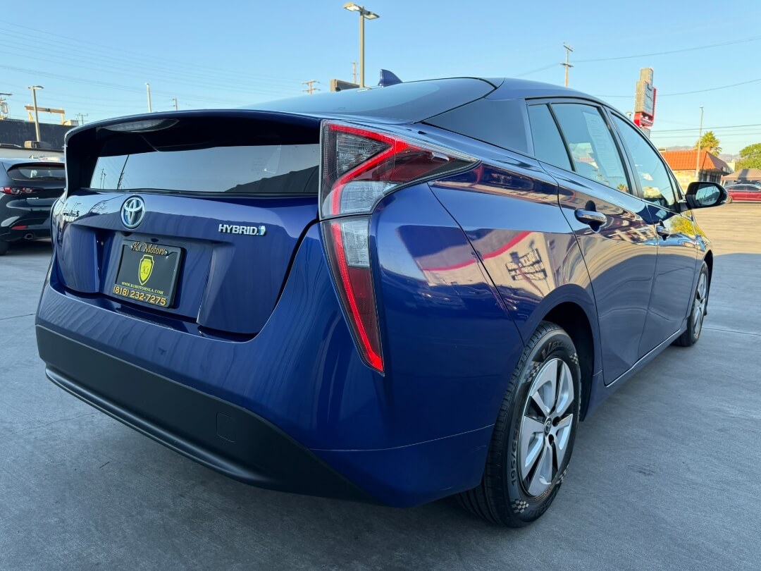 2016 Toyota Prius Four photo 6