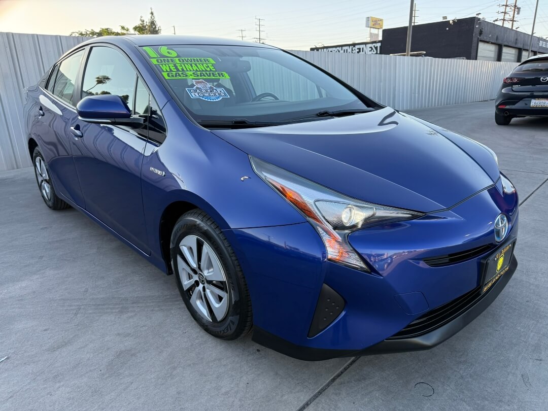 2016 Toyota Prius Four photo 3