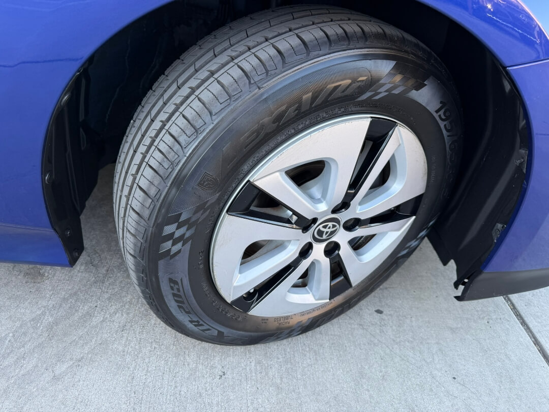 2016 Toyota Prius Four photo 25