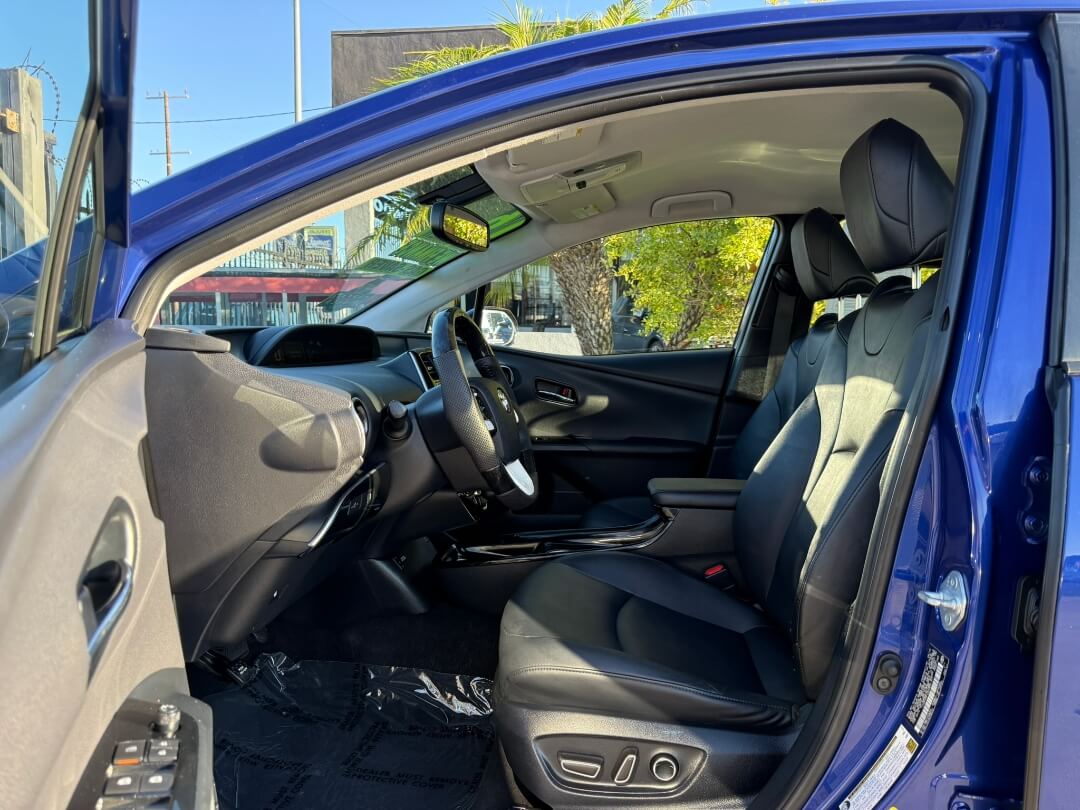 2016 Toyota Prius Four photo 17