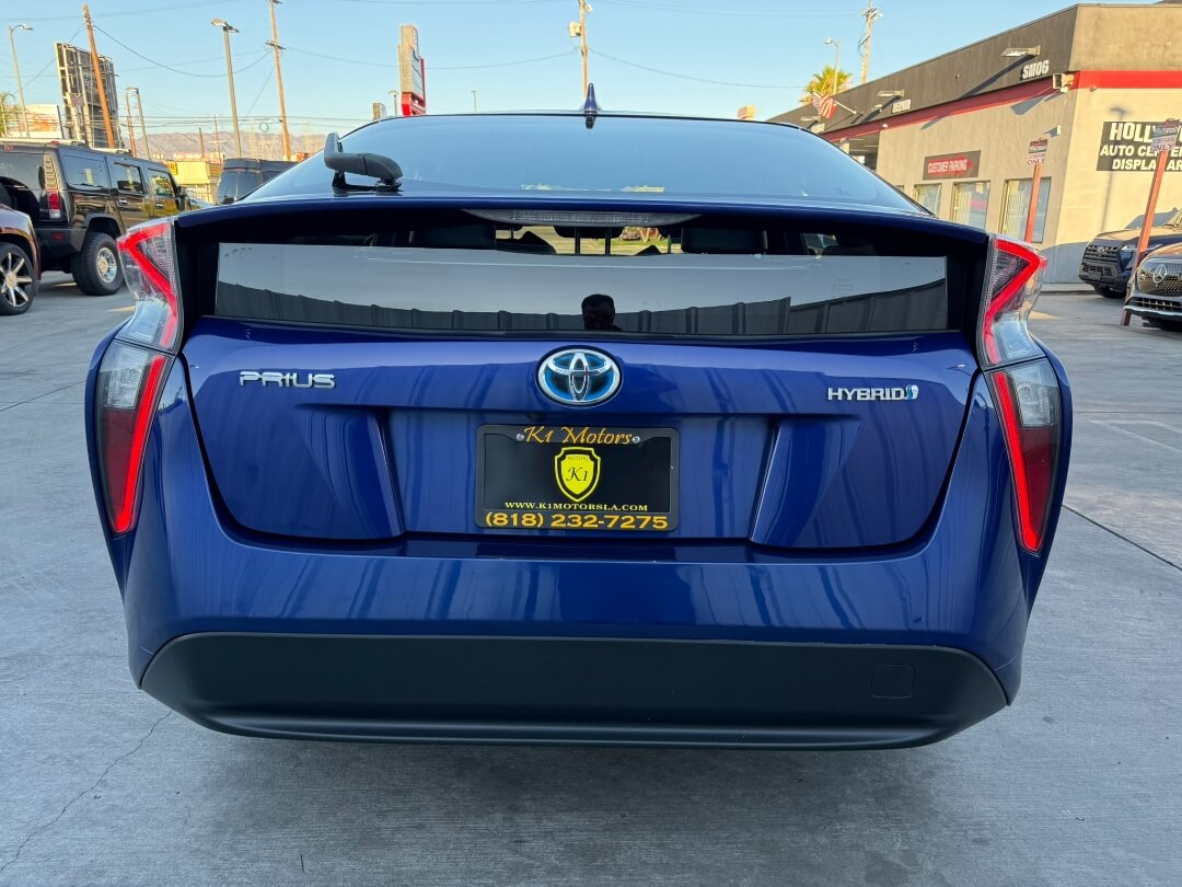 2016 Toyota Prius Four photo 10