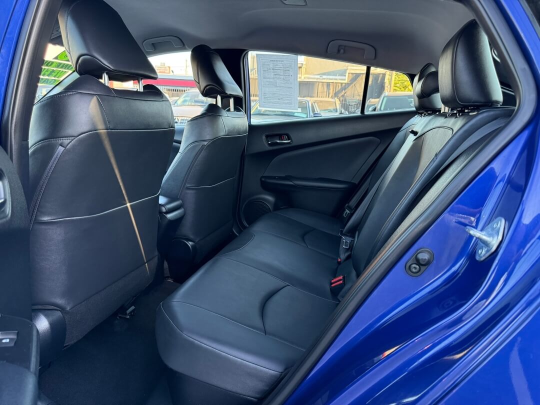 2016 Toyota Prius Four photo 20