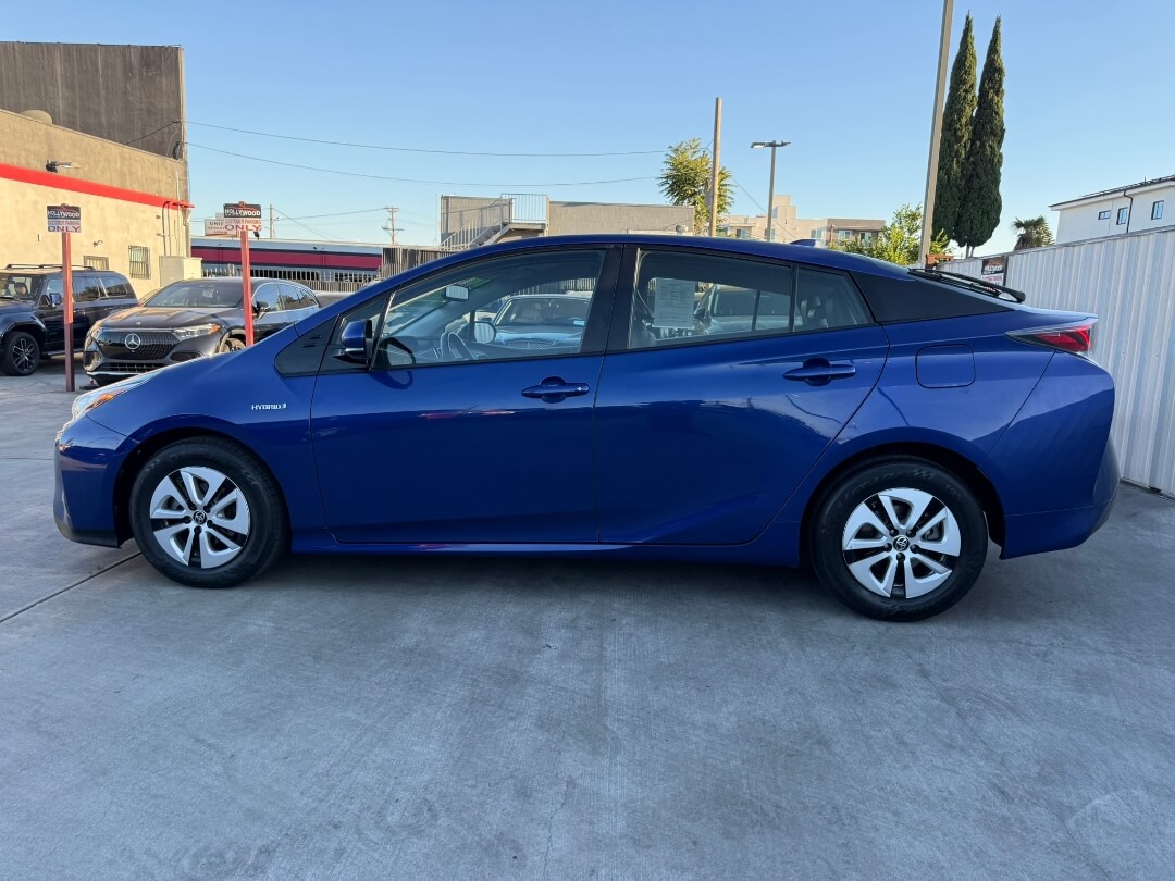 2016 Toyota Prius Four photo 8