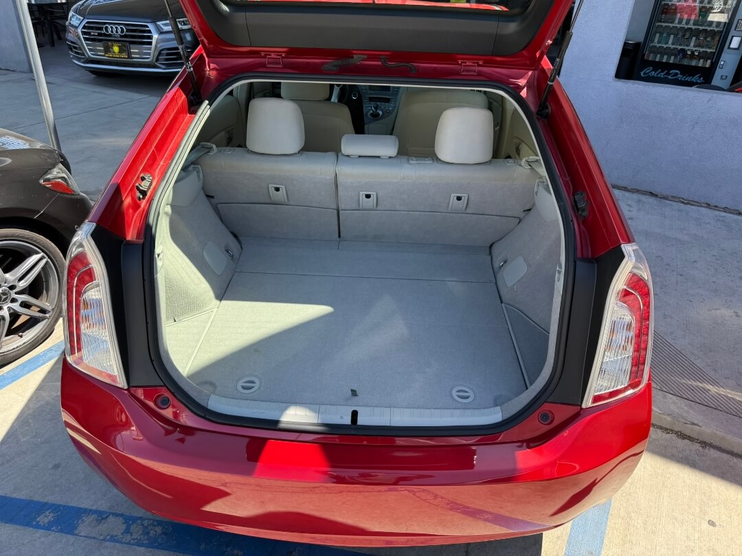 2015 Toyota Prius Three photo 12