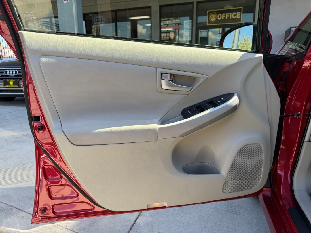 2015 Toyota Prius Three photo 13