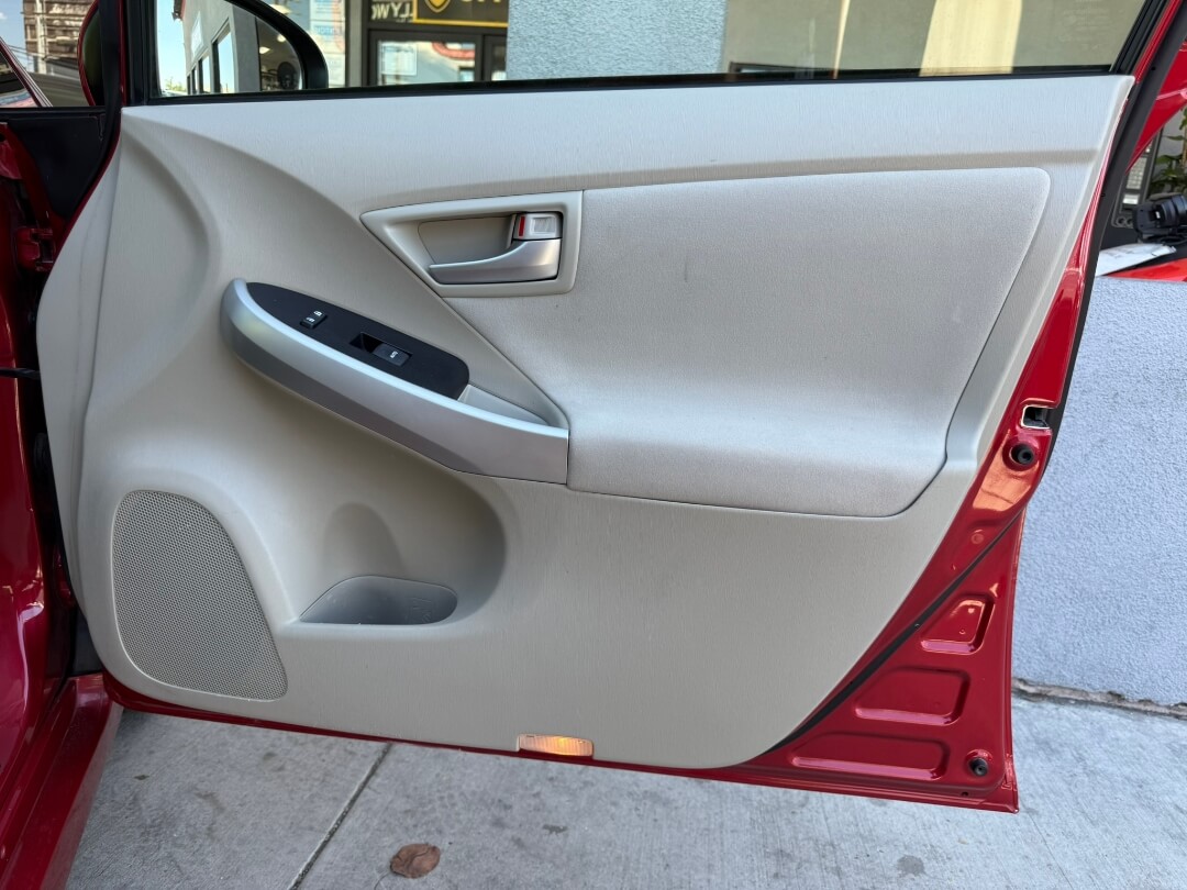 2015 Toyota Prius Three photo 14