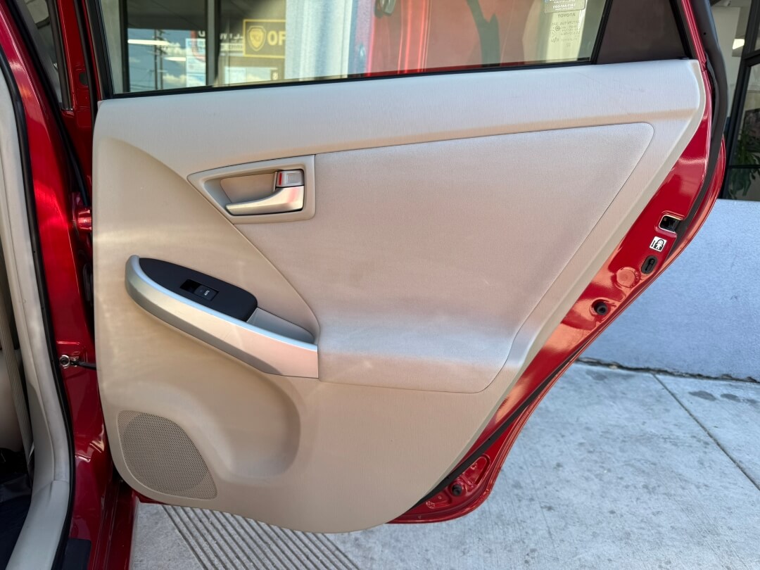 2015 Toyota Prius Three photo 16
