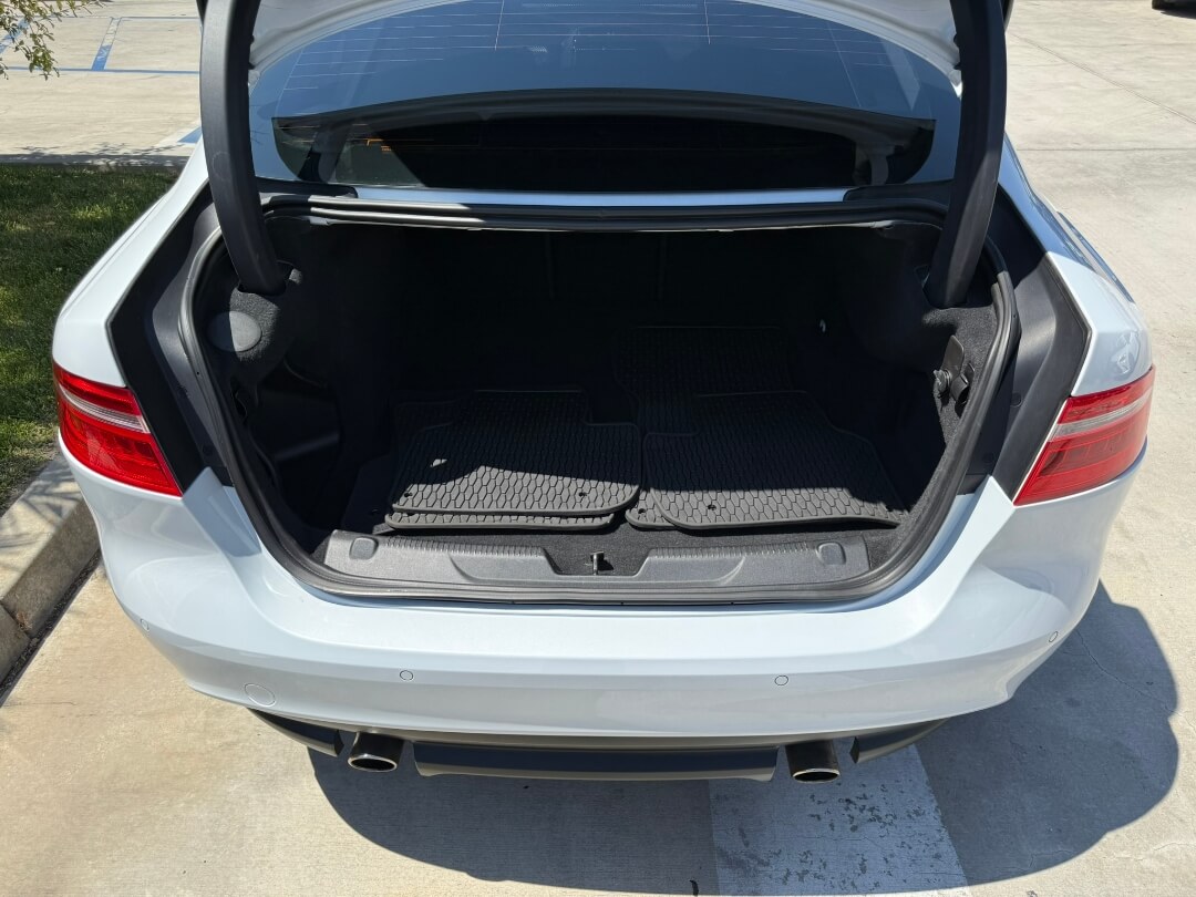2017 Jaguar XE photo 12