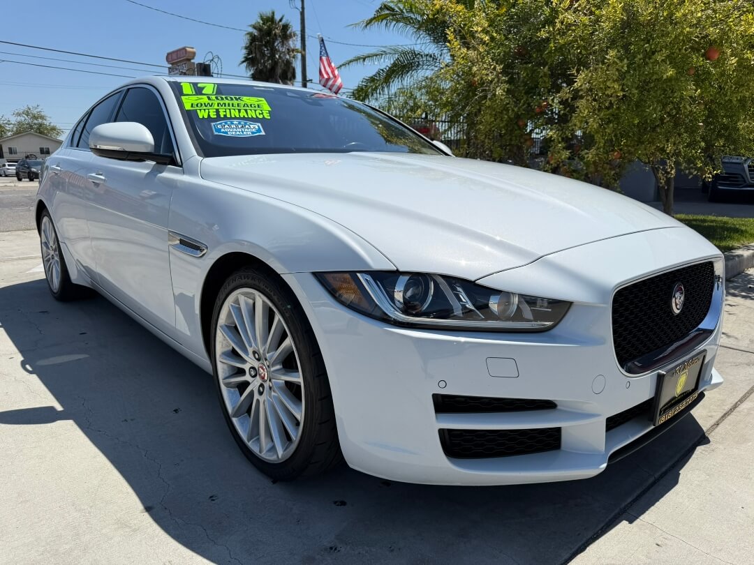 2017 Jaguar XE photo 3