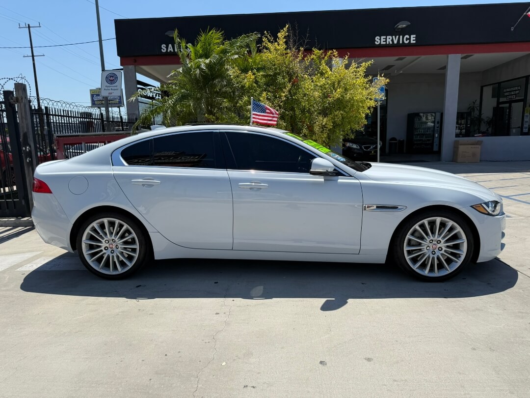 2017 Jaguar XE photo 7