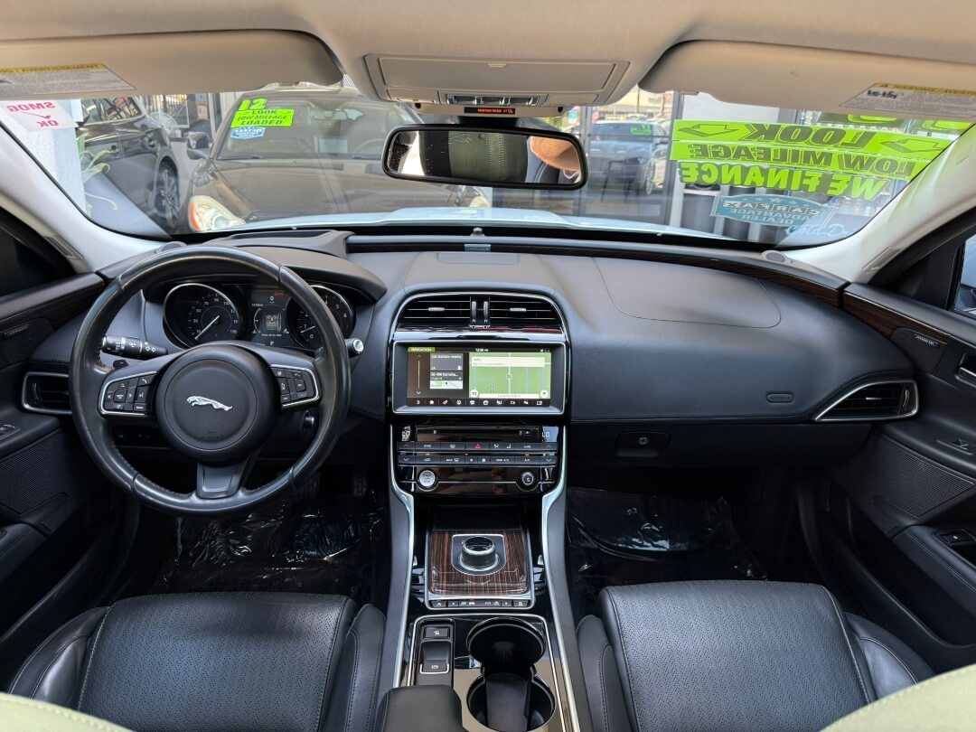 2017 Jaguar XE photo 22