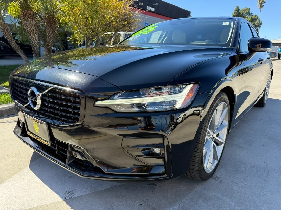 2021 Volvo S60 T5 Momentum AWD photo 2