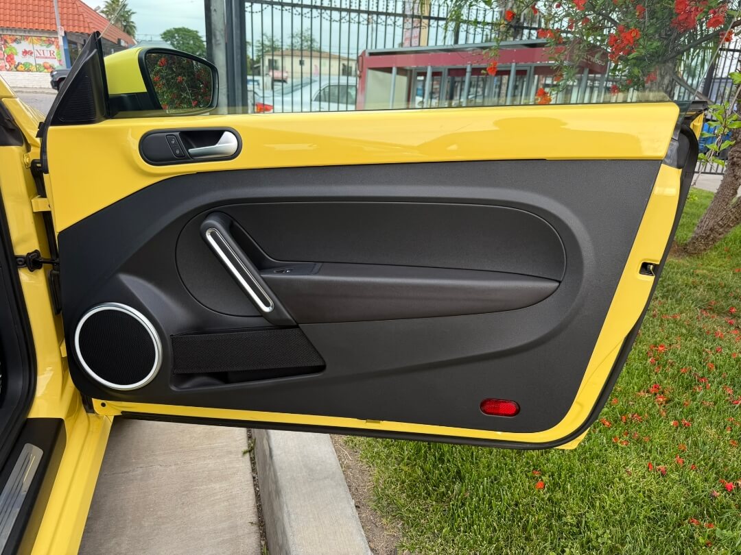 2013 Volkswagen Beetle 2.5L PZEV WITH SUNROOF 