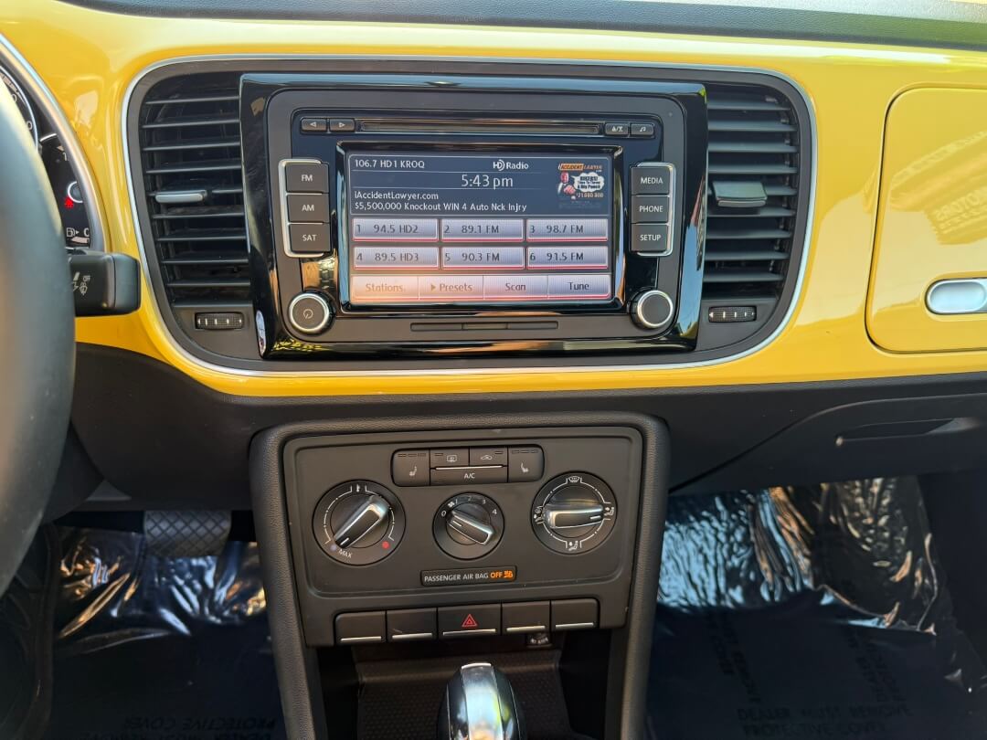 2013 Volkswagen Beetle 2.5L PZEV WITH SUNROOF 