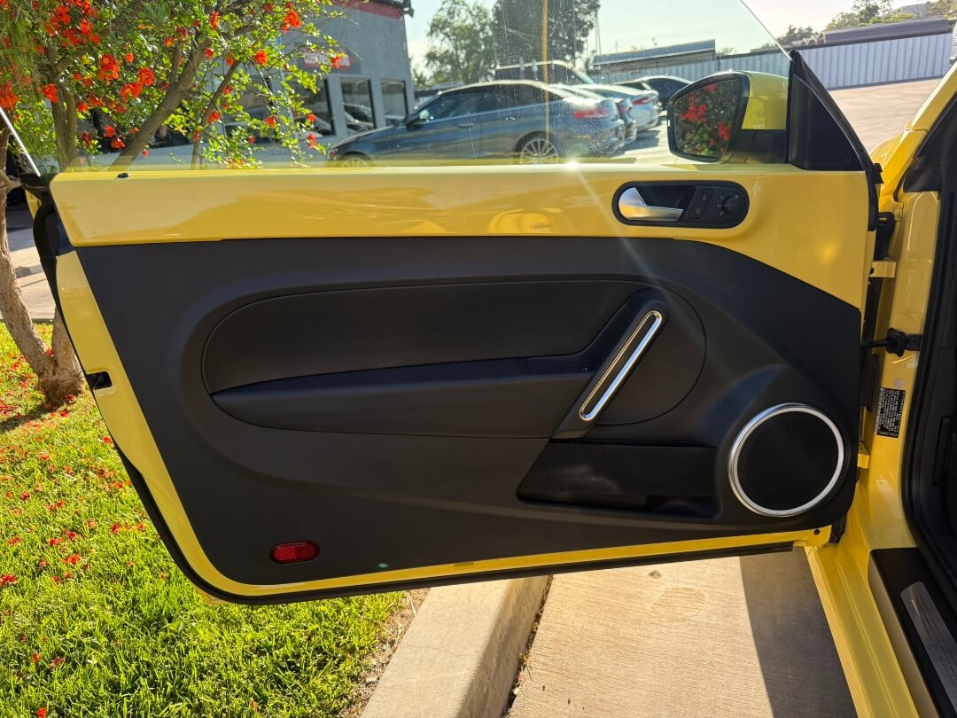 2013 Volkswagen Beetle 2.5L PZEV WITH SUNROOF 