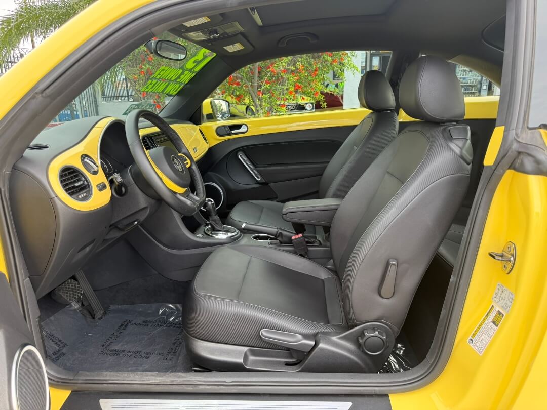 2013 Volkswagen Beetle 2.5L PZEV WITH SUNROOF 