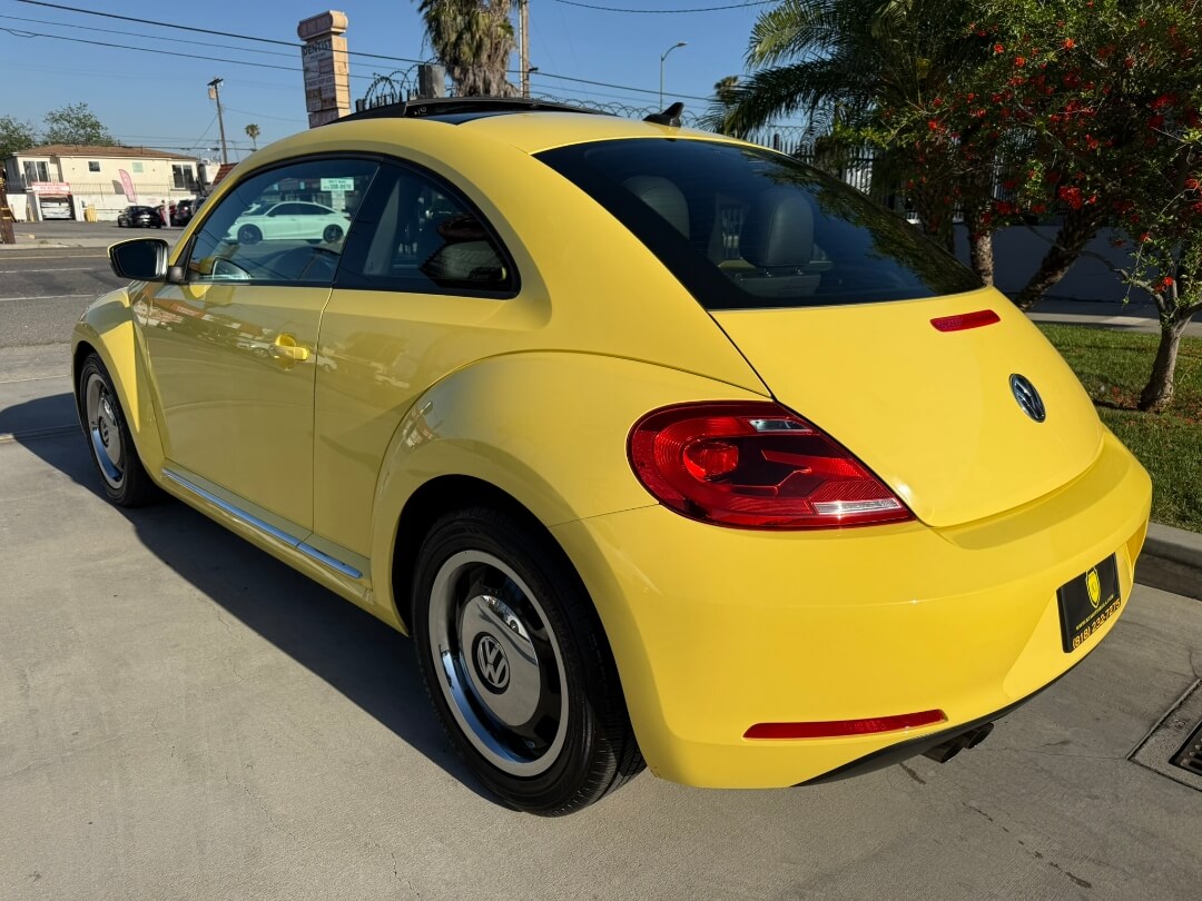 2013 Volkswagen Beetle 2.5L PZEV WITH SUNROOF 
