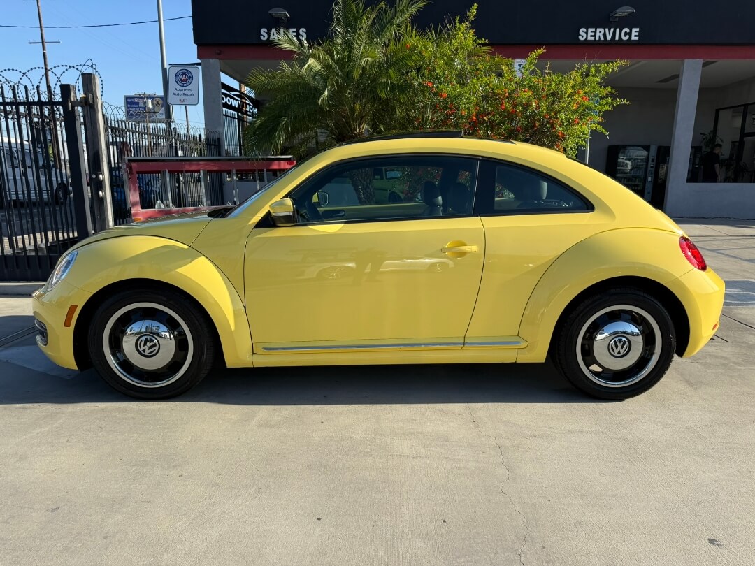 2013 Volkswagen Beetle 2.5L PZEV WITH SUNROOF 