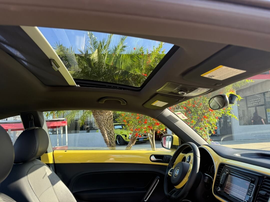 2013 Volkswagen Beetle 2.5L PZEV WITH SUNROOF 